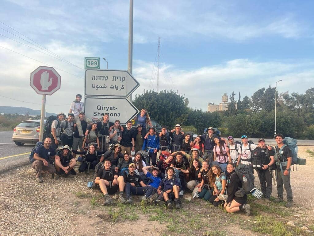 חניכי מכינת "תבור" בכניסה לקריית שמונה. להיות איפה שצריך