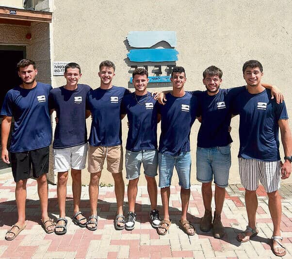 שבעת בוגרי המכינה שעתידים להתגייס לצנחנים